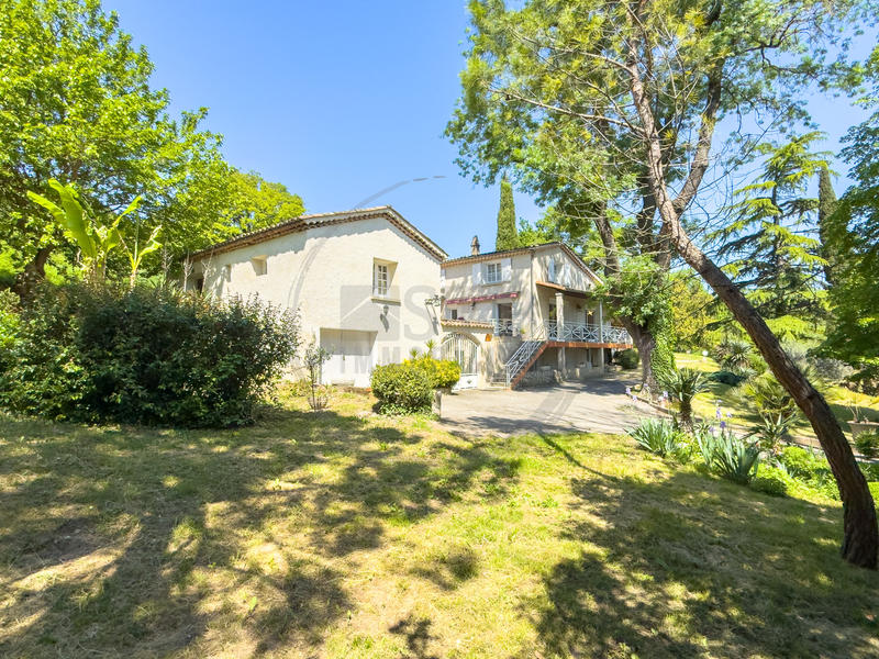 Propriété - 210 m² - 6 pièces