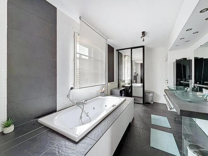 Maison - 202 m² - 8 pièces