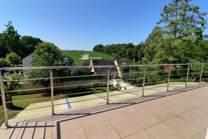 Maison - 240 m² - 7 pièces