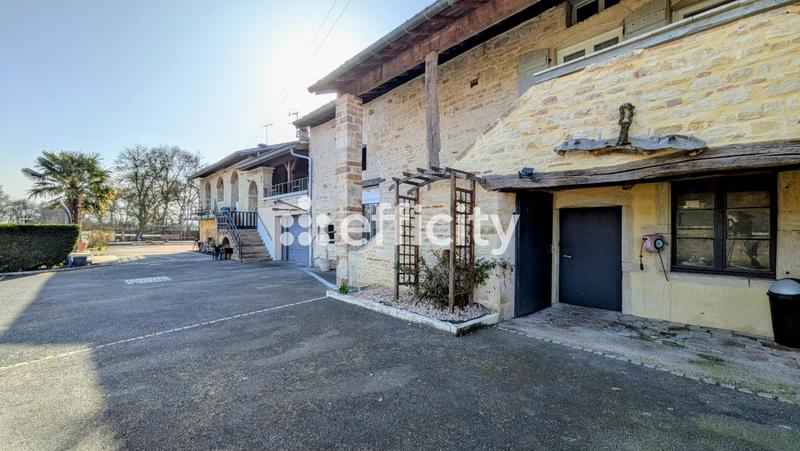 Maison - 413 m² - 8 pièces