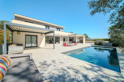 Maison - 325 m² - 8 pièces