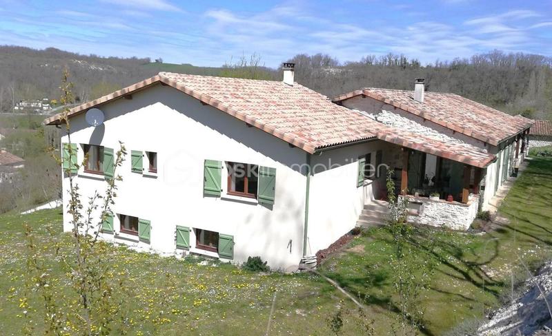 Propriété - 240 m² - 11 pièces