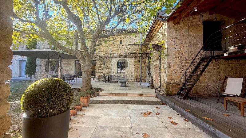 Maison - 280 m² - 9 pièces