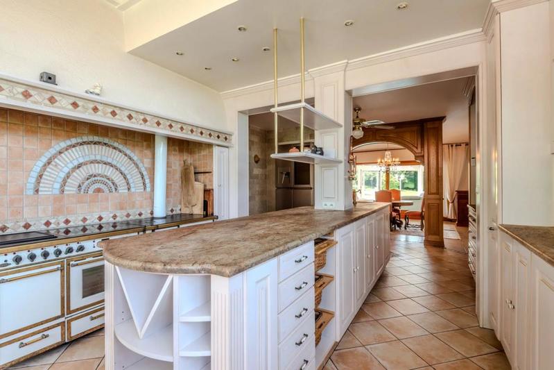 Propriété - 380 m² - 9 pièces