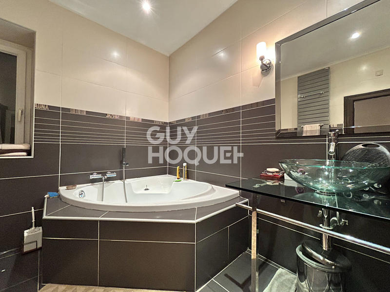 Maison - 270 m² - 10 pièces