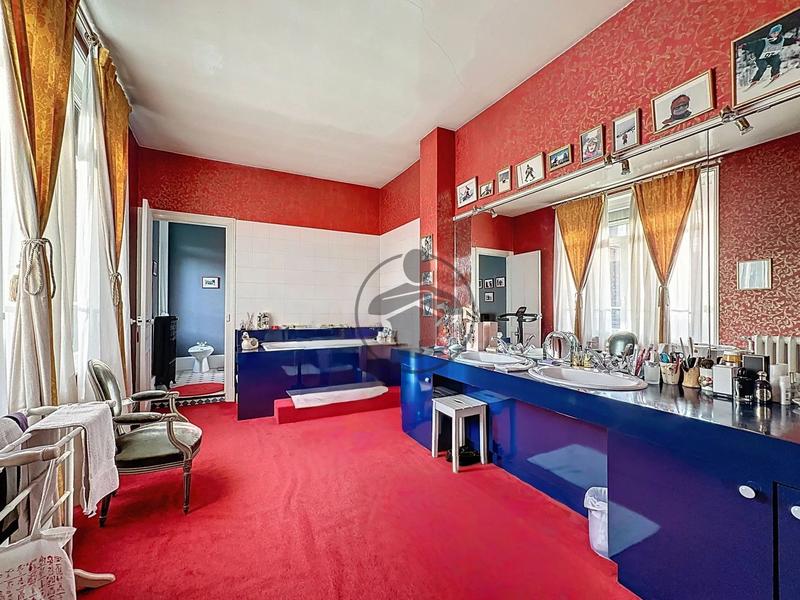 Maison - 250 m² - 9 pièces