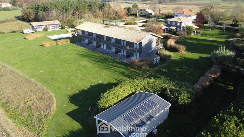 Maison - 737 m² - 20 pièces