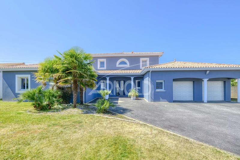 Maison - 250 m² - 12 pièces