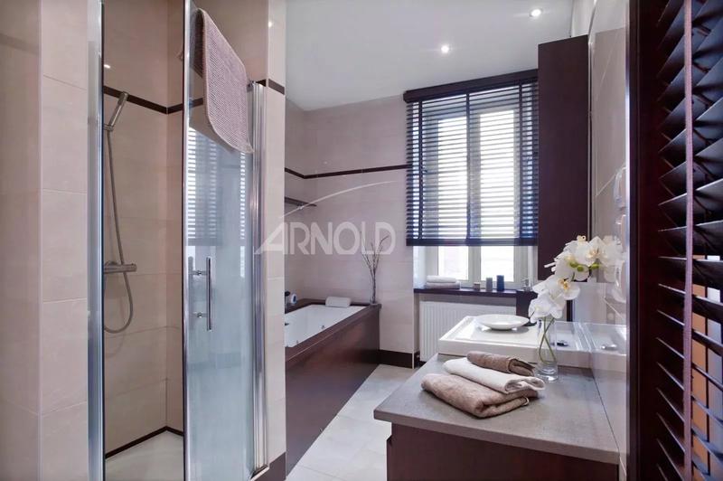 Maison - 236 m² - 10 pièces