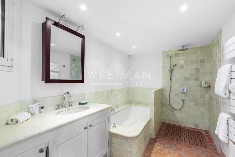 Maison - 240 m² - 6 pièces