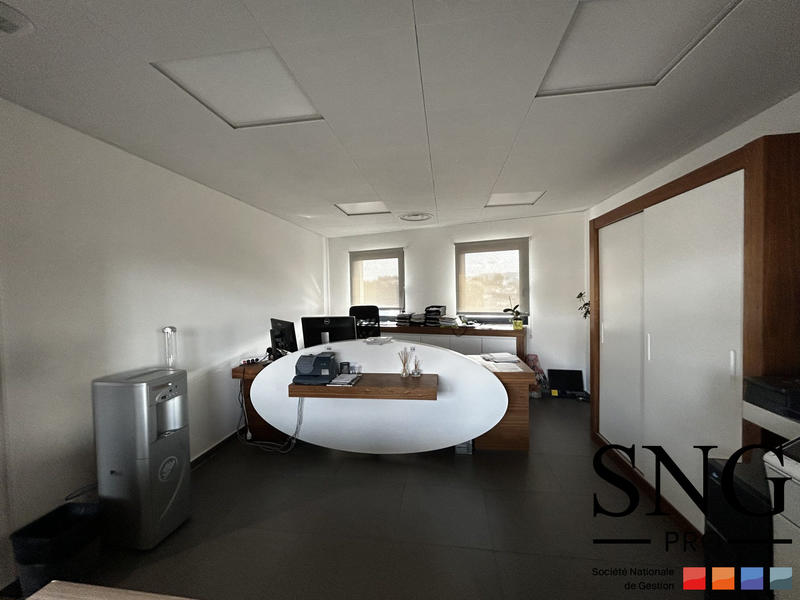 Bureau - 1 220 m²