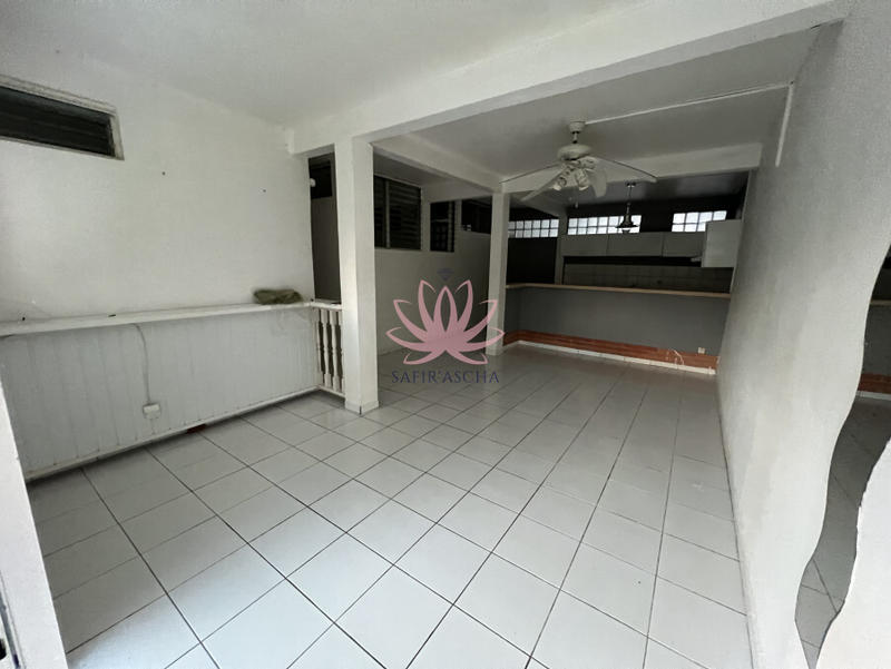 Maison - 330 m² - 13 pièces