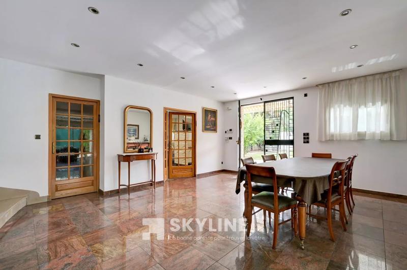 Villa - 285 m² - 9 pièces