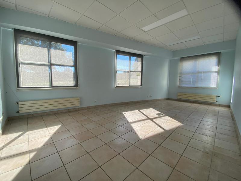 Local commercial - 3 257 m² - 12 pièces