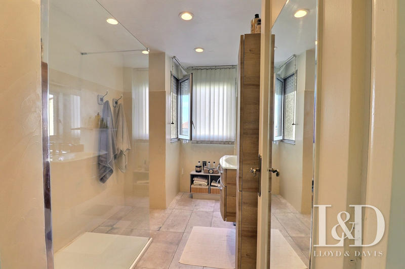 Maison - 243 m² - 10 pièces