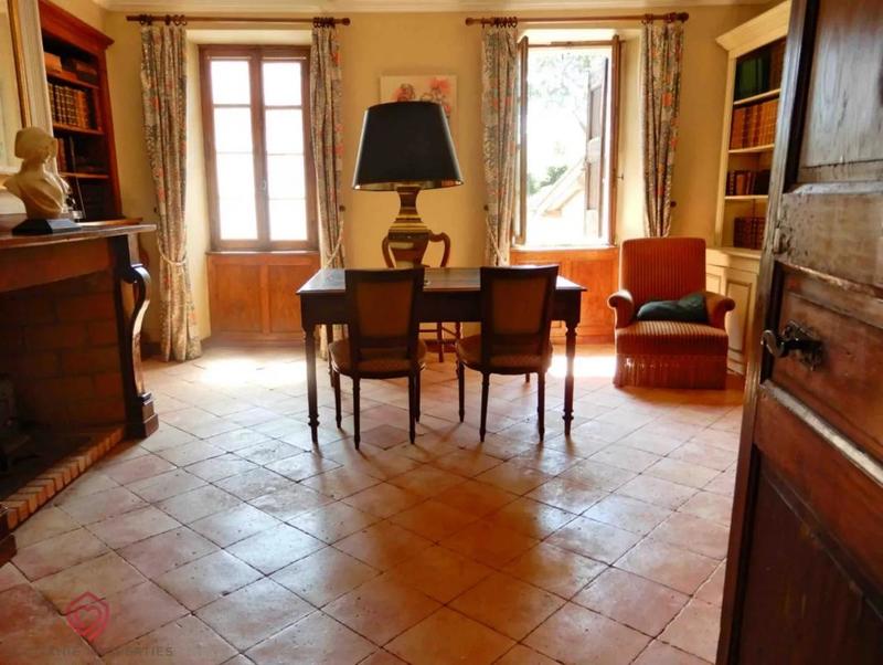 Demeure - 303 m² - 10 pièces