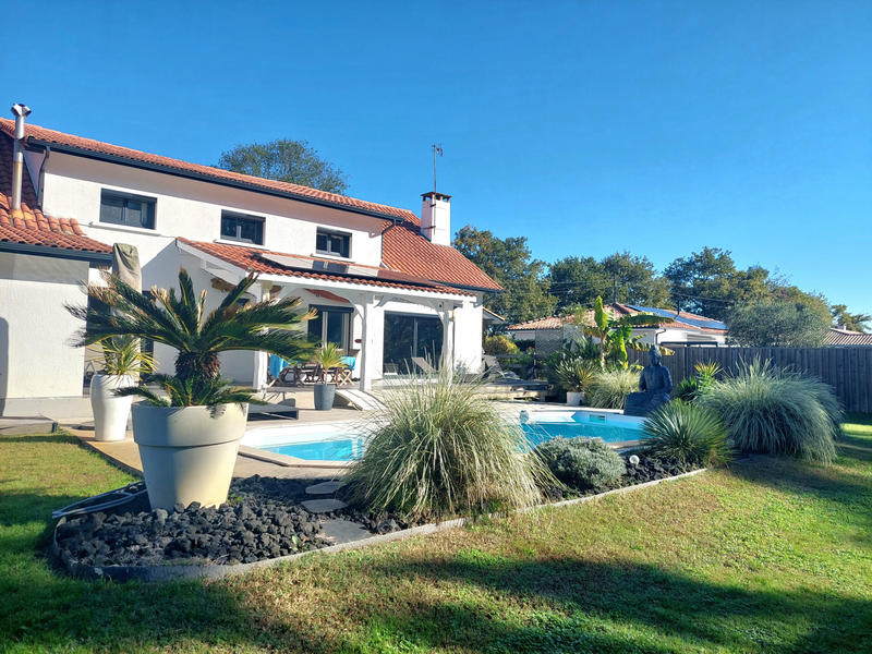 Maison - 250 m² - 9 pièces