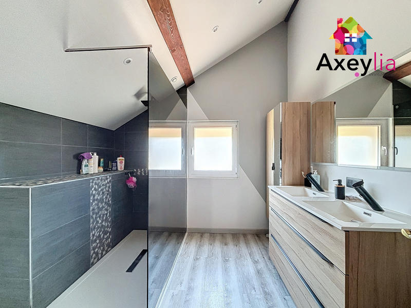 Maison - 240 m² - 8 pièces