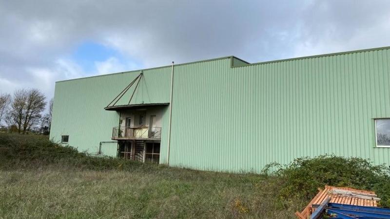 Local commercial - 1 500 m² - 6 pièces