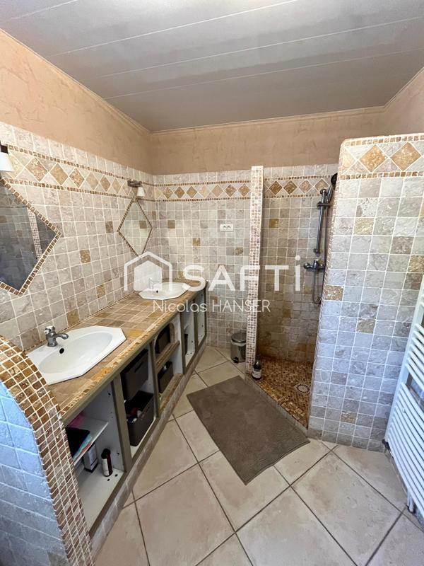 Maison - 241 m² - 9 pièces