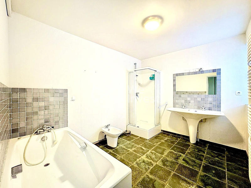 Maison - 230 m² - 16 pièces