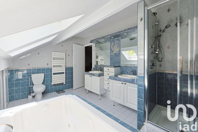 Maison - 203 m² - 9 pièces