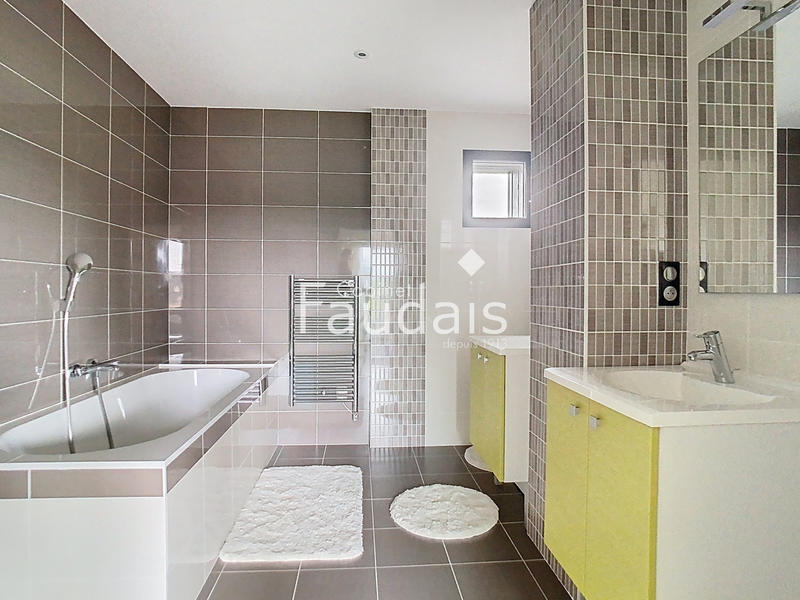 Maison - 205 m² - 7 pièces