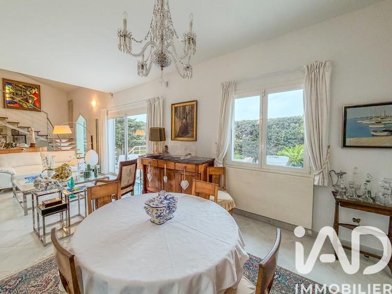 Maison - 235 m² - 6 pièces