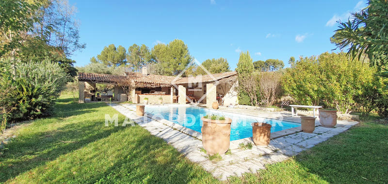 Maison - 330 m² - 8 pièces