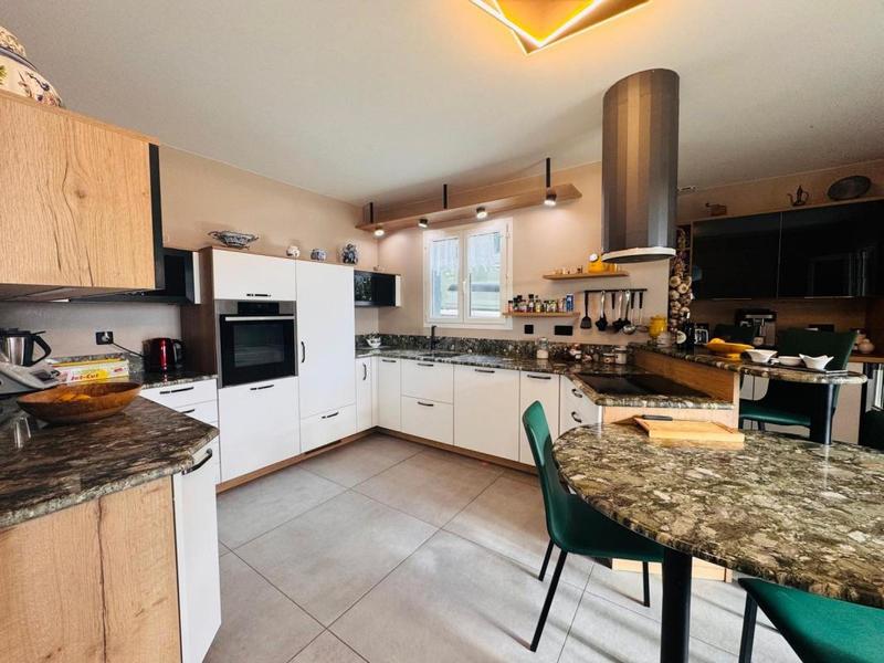 Maison - 202 m² - 6 pièces