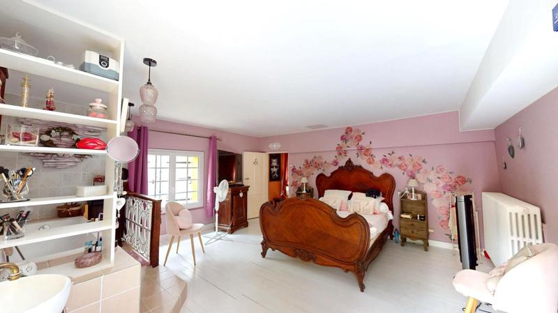 Maison - 230 m² - 8 pièces