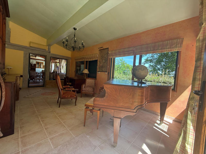 Propriété - 201 m² - 6 pièces