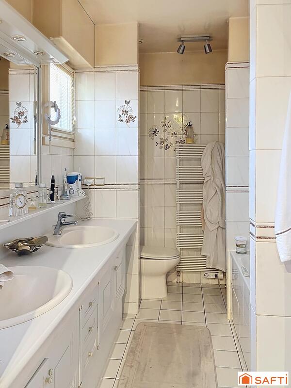 Maison - 242 m² - 7 pièces