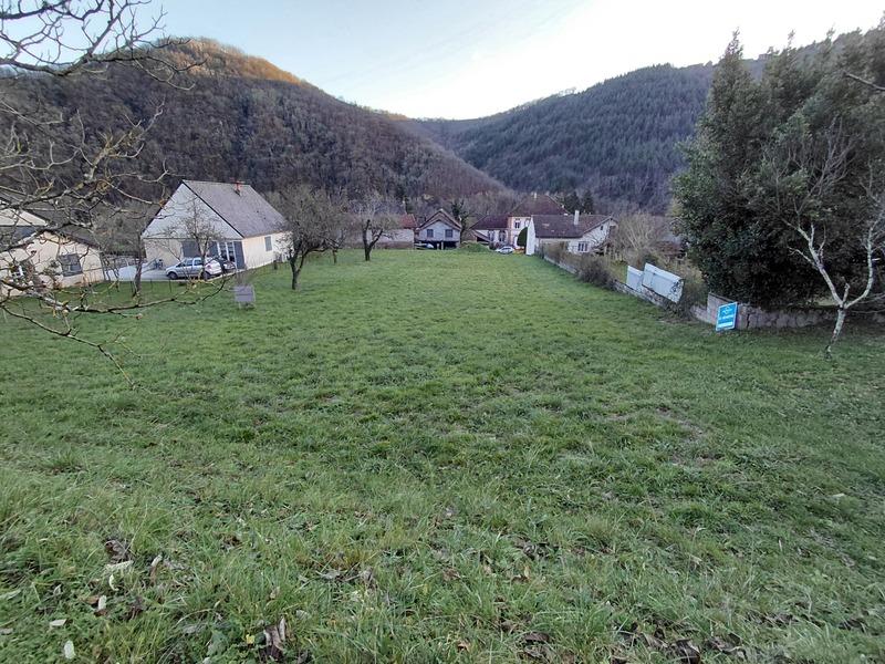 Terrain constructible - 1 898 m²