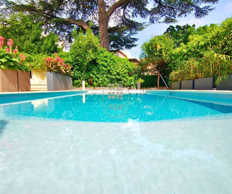 Maison - 423 m² - 8 pièces