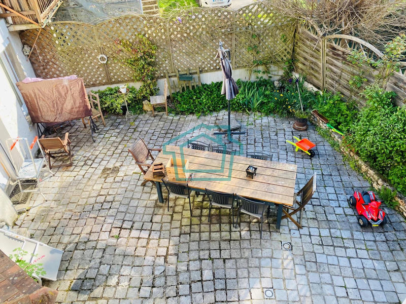 Maison - 230 m² - 7 pièces