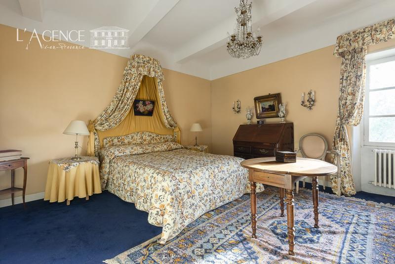 Maison - 1 100 m² - 18 pièces