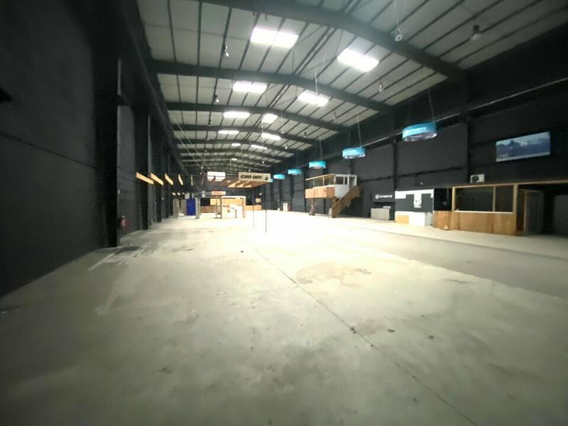 Entrepôt - 1 940 m²