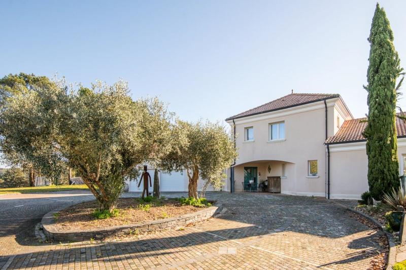 Demeure - 280 m² - 7 pièces