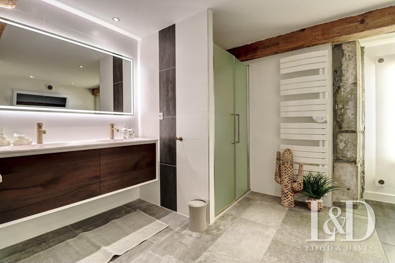 Maison - 360 m² - 10 pièces