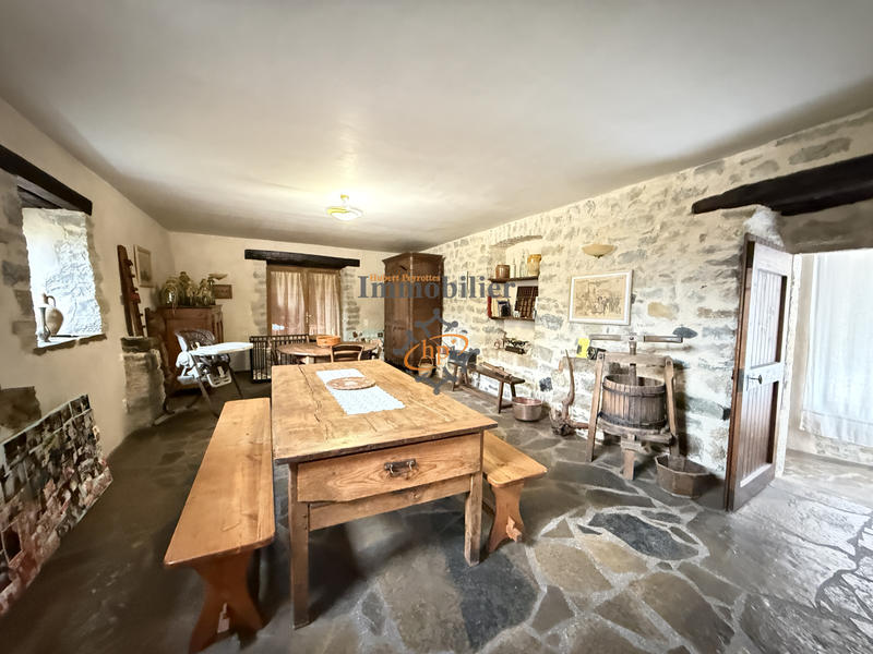 Maison - 220 m² - 8 pièces