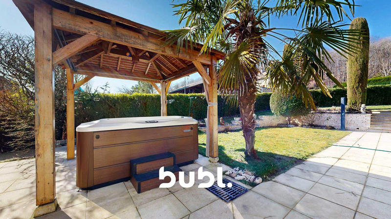 Maison - 302 m² - 12 pièces