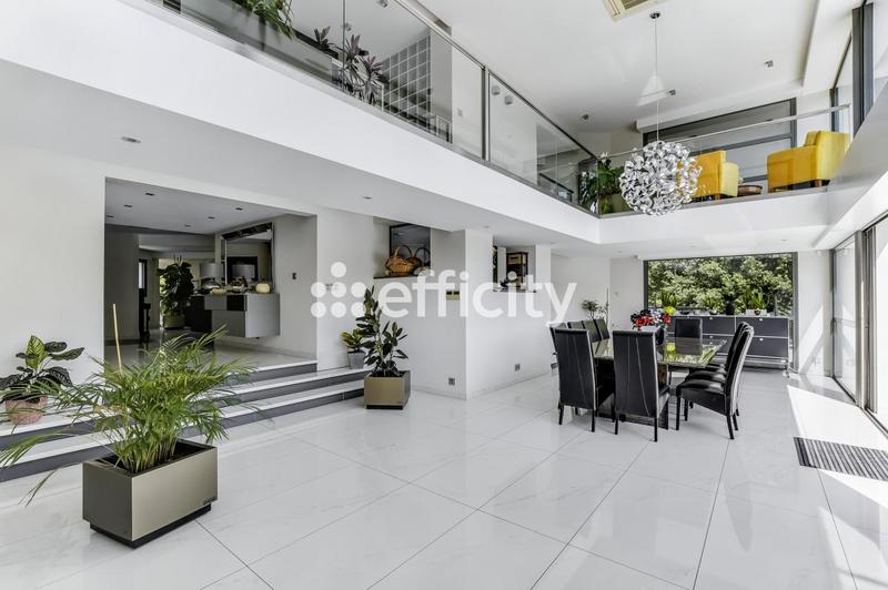 Maison - 393 m² - 10 pièces