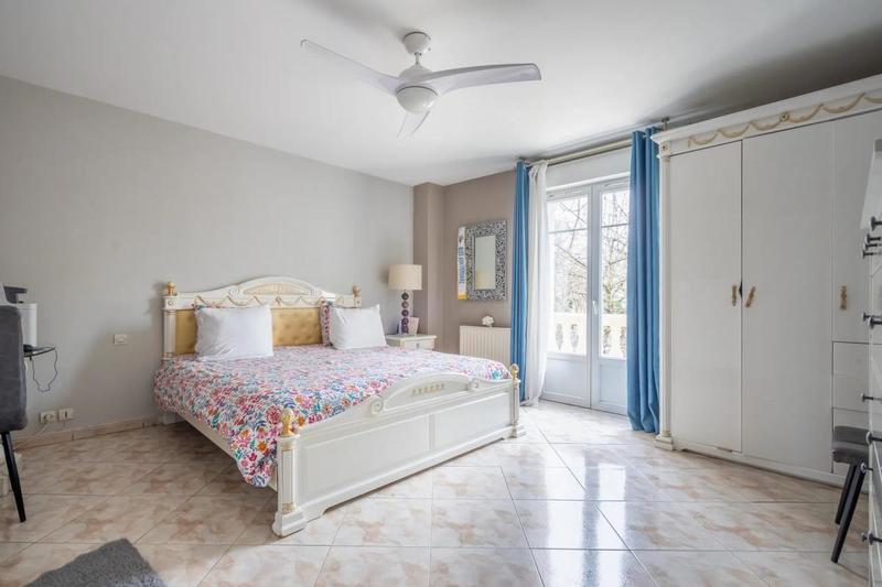 Maison - 330 m² - 11 pièces