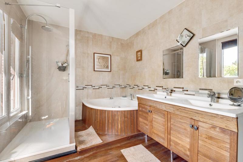 Maison - 245 m² - 7 pièces