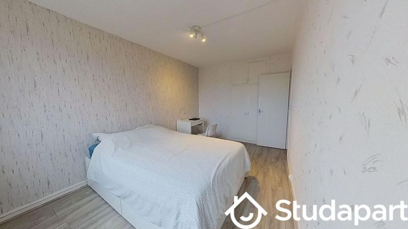 Chambre - 77 m² - 1 pièce