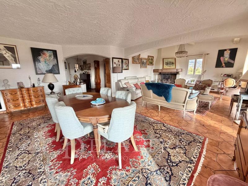 Villa - 300 m² - 10 pièces