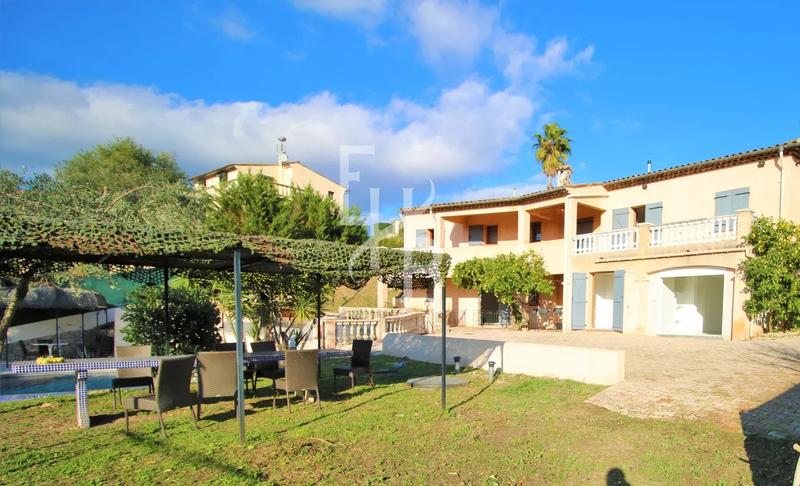 Maison - 220 m² - 8 pièces