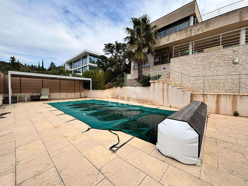 Maison - 225 m² - 7 pièces