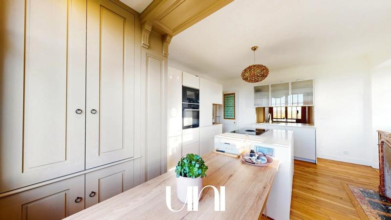 Maison - 280 m² - 9 pièces